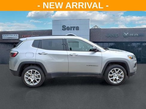 Used 2024 Jeep Compass Latitude AWD/4WD image 8