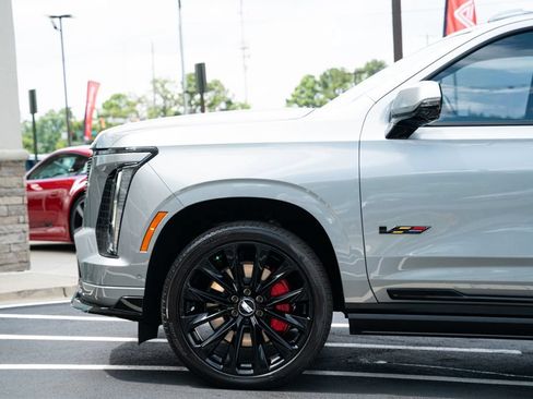 Used 2025 Cadillac Escalade V w/ LPO, ONYX Package AWD/4WD image 21