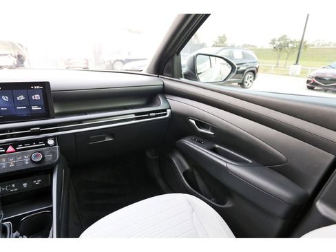 Certified 2025 Hyundai Santa Cruz SE image 13