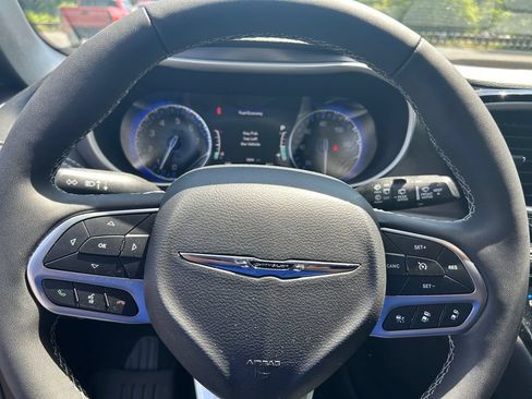 Certified 2025 Chrysler Pacifica Select AWD/4WD image 15