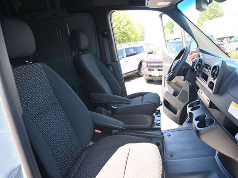 Used 2019 Mercedes-Benz Sprinter 144 image 32