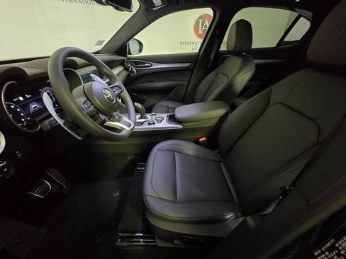 New 2025 Alfa Romeo Stelvio Sprint image 9