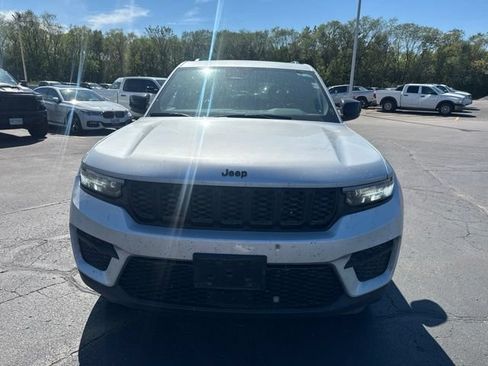 Used 2023 Jeep Grand Cherokee Altitude AWD/4WD image 2