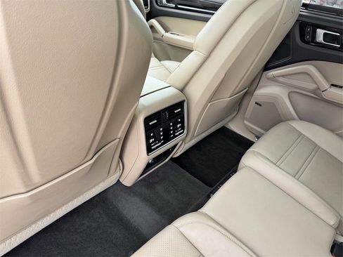 Used 2022 Porsche Cayenne image 27