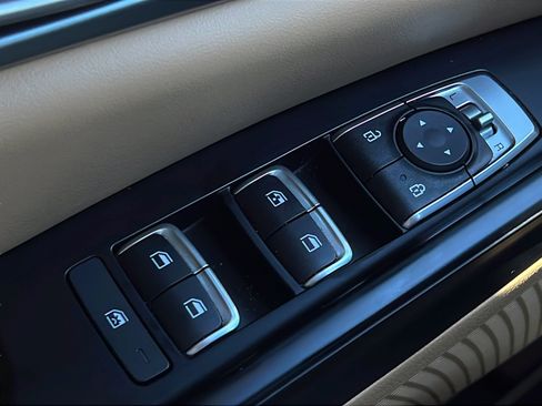 Certified 2024 Kia Carnival LX FWD image 18