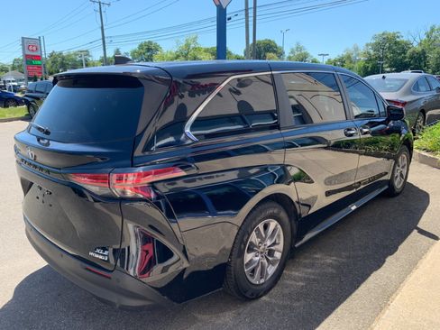 Used 2022 Toyota Sienna XLE AWD/4WD image 7