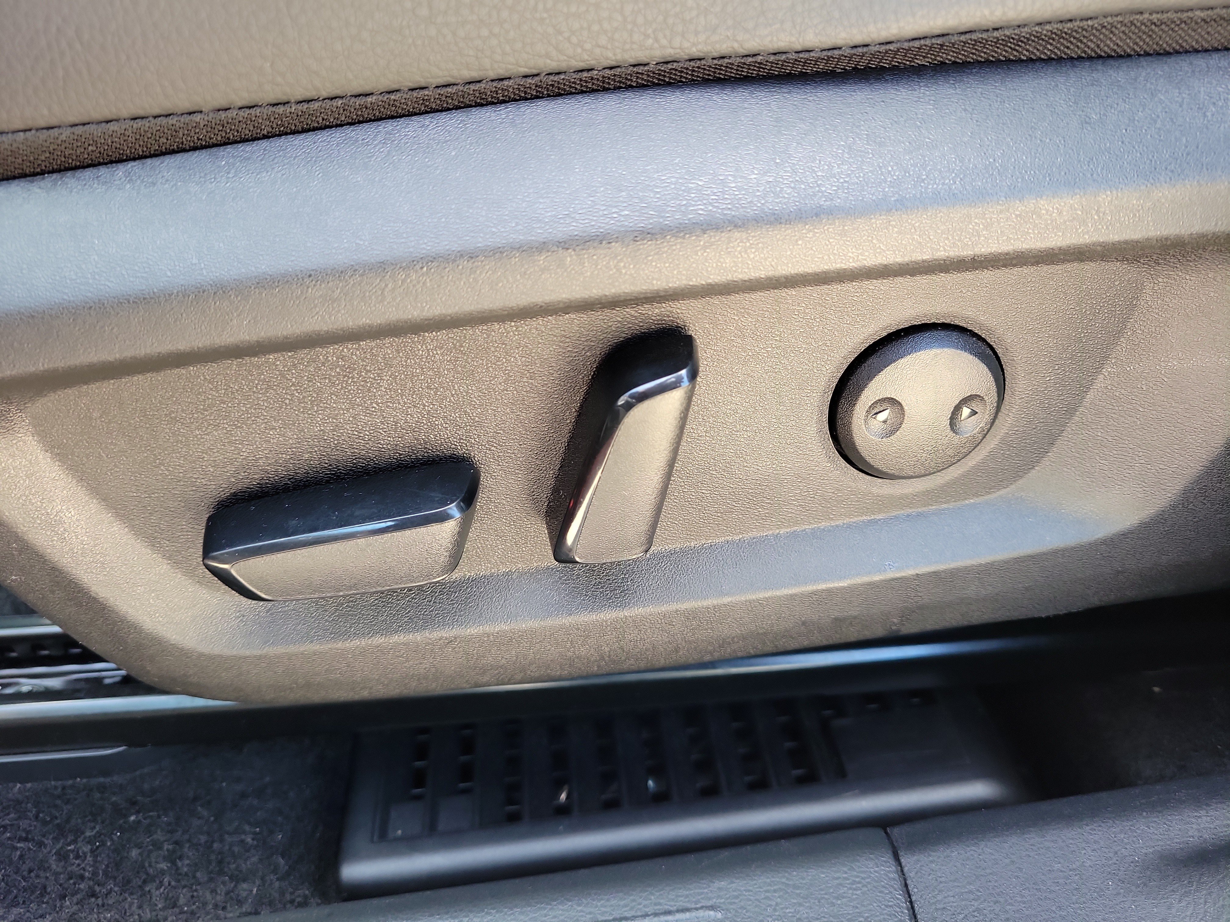 Certified 2025 Nissan Rogue SL FWD image 17