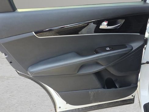 Used 2019 Kia Sorento LX w/ LX Convenience Package image 12