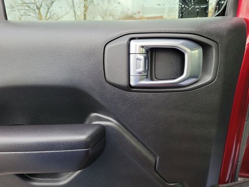 Used 2021 Jeep Gladiator Willys image 12