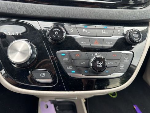 Used 2023 Chrysler Pacifica Touring-L FWD image 20