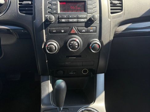 Used 2011 Kia Sorento LX image 15