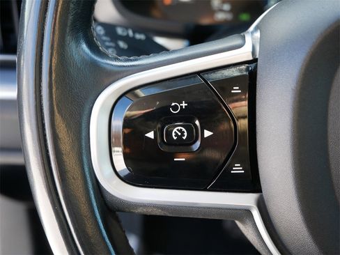 Used 2019 Volvo S60 T6 Momentum w/ Premium Package image 18