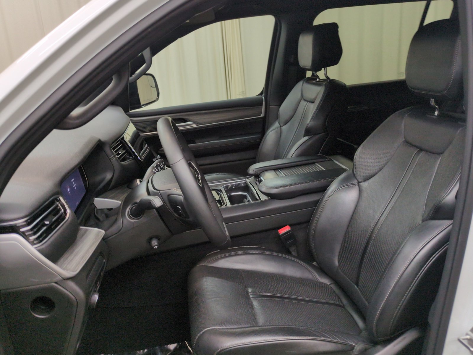 Used 2024 Jeep Wagoneer L Series II w/ Flexible Seating Group AWD/4WD image 13