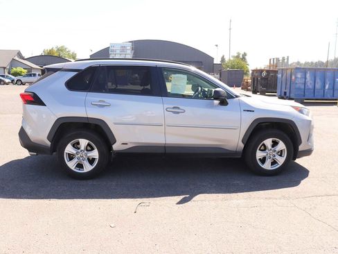 Used 2021 Toyota RAV4 LE AWD/4WD image 4