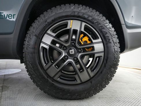 Used 2025 Rivian R1S Premium image 22