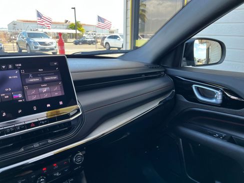 Used 2025 Jeep Compass Trailhawk image 31