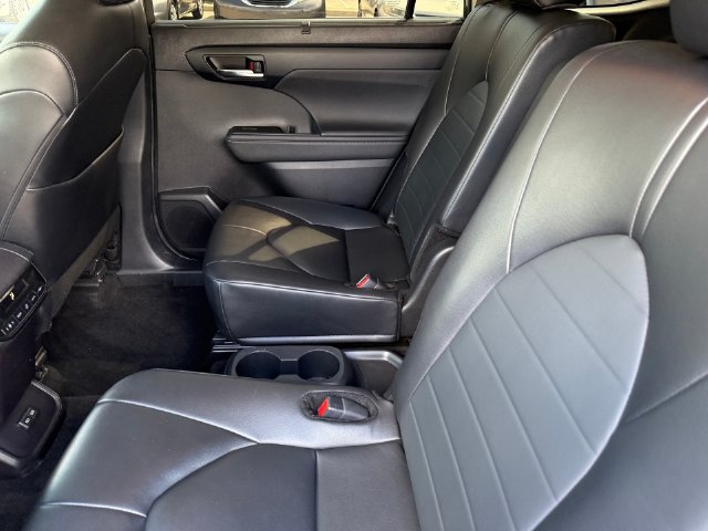 Used 2024 Toyota Highlander XLE AWD/4WD image 25