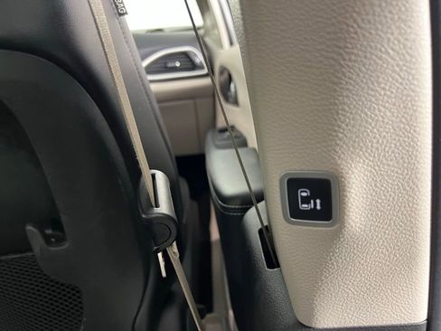 Used 2024 Chrysler Pacifica Touring-L image 33