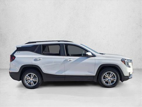 Used 2024 GMC Terrain SLE w/ Driver Convenience Package image 4