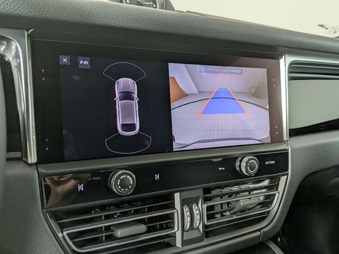 Certified 2025 Porsche Macan AWD/4WD image 19