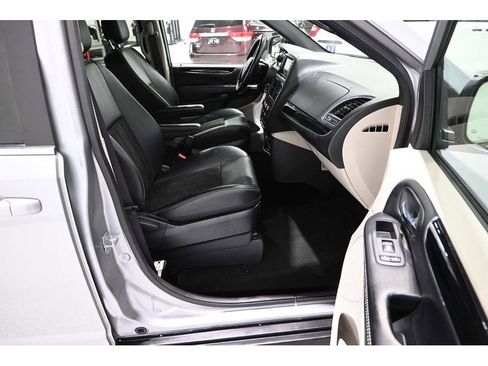 Used 2019 Dodge Grand Caravan SXT image 14