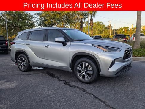 Used 2023 Toyota Highlander XLE FWD image 2