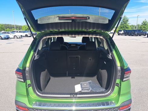 New 2026 Volkswagen Taos SE FWD image 12