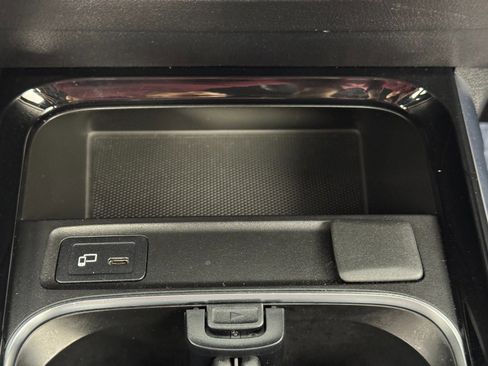 Used 2022 Mercedes-Benz GLB 250 w/ Premium Package image 30