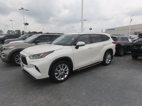Used 2020 Toyota Highlander Limited FWD image 2