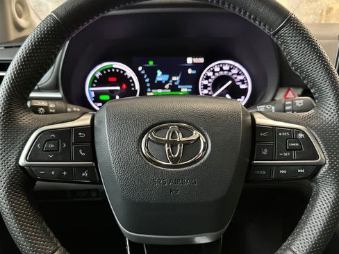 Used 2022 Toyota Sienna Limited image 26