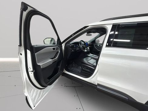 Used 2022 Ford Explorer XLT w/ Equipment Group 202A image 17