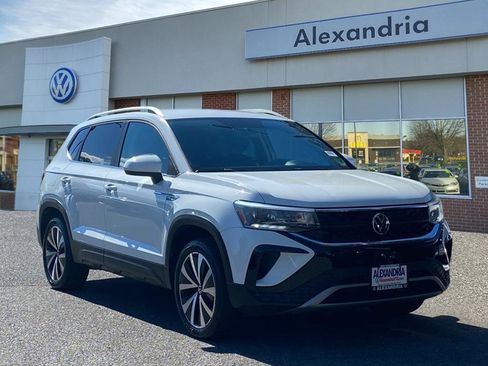 Used 2022 Volkswagen Taos SE image 1