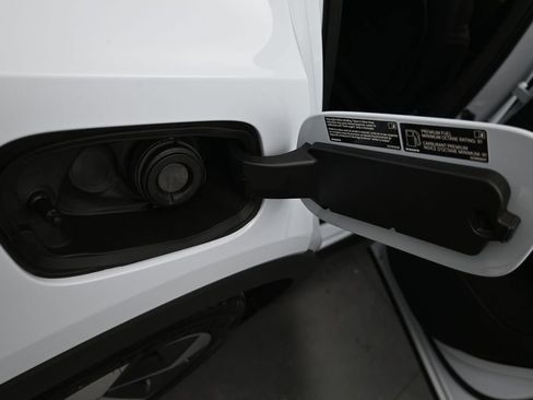 Certified 2025 Volvo XC40 B5 Plus AWD/4WD image 18