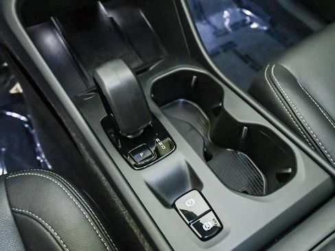 Certified 2025 Volvo XC40 B5 Core AWD/4WD image 20