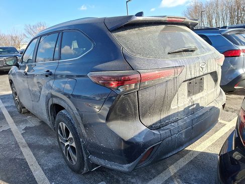 Certified 2025 Toyota Highlander XLE image 3