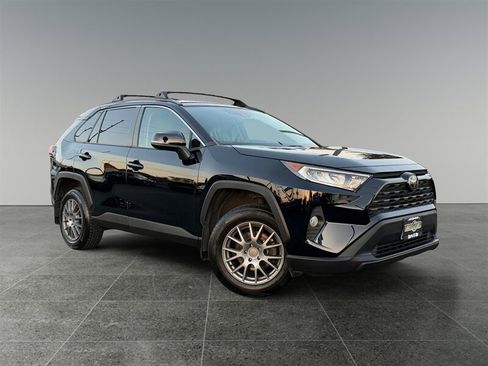 Used 2020 Toyota RAV4 XLE w/ XLE Grade Weather Package AWD/4WD image 8