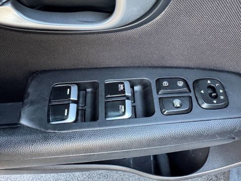 Used 2017 Kia Soul + image 11