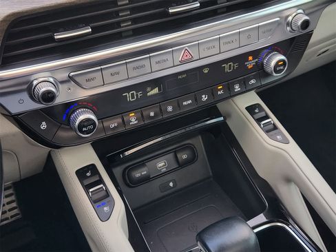 Certified 2022 Kia Telluride SX w/ SX Prestige Package image 18