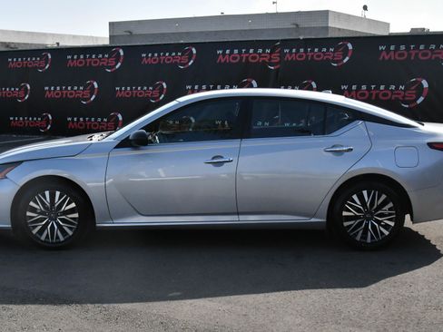 Used 2024 Nissan Altima 2.5 SV image 4