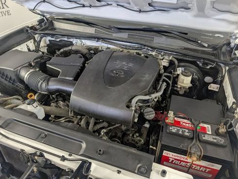 Used 2020 Toyota Tacoma TRD Sport AWD/4WD image 36