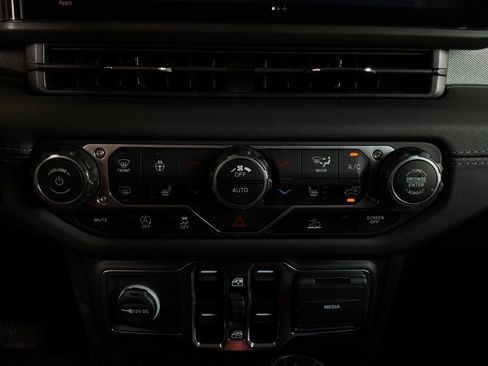 Used 2025 Jeep Wrangler Unlimited Sahara AWD/4WD image 25