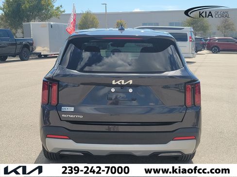 Certified 2025 Kia Sorento LX FWD image 5