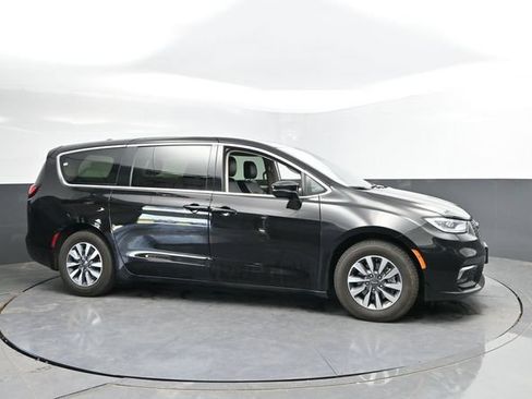 Used 2024 Chrysler Pacifica Limited FWD image 5
