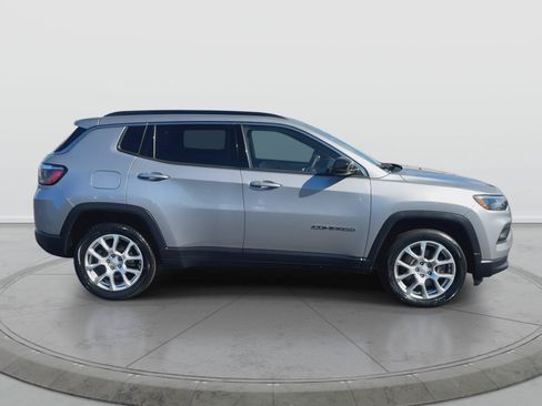 Used 2023 Jeep Compass Latitude AWD/4WD image 9