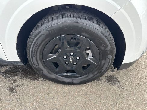 Used 2025 Kia Carnival image 34