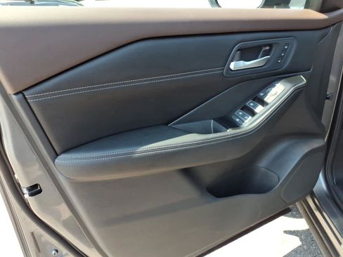 Used 2023 Nissan Rogue SL AWD/4WD image 10