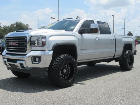 Used 2019 GMC Sierra 2500 SLT w/ Duramax Plus Package AWD/4WD image 3