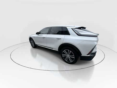 Used 2025 Cadillac Lyriq Luxury RWD image 6