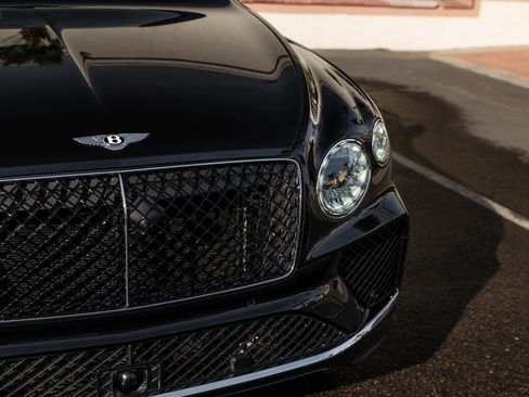 Used 2025 Bentley Bentayga V8 image 35