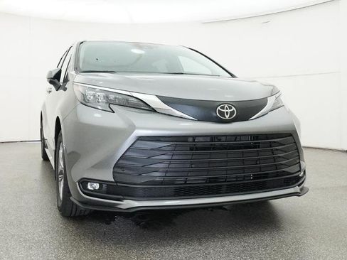New 2026 Toyota Sienna XLE FWD image 7